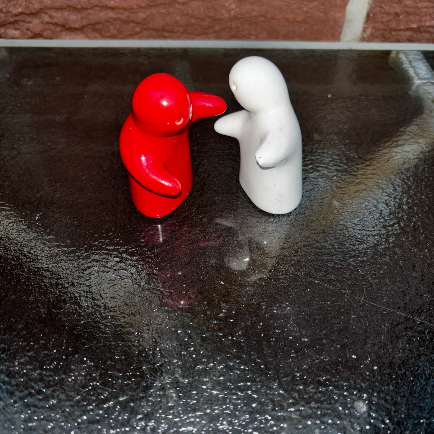 Red and White Hugging People Salt and Pepper Shakers - photo 3