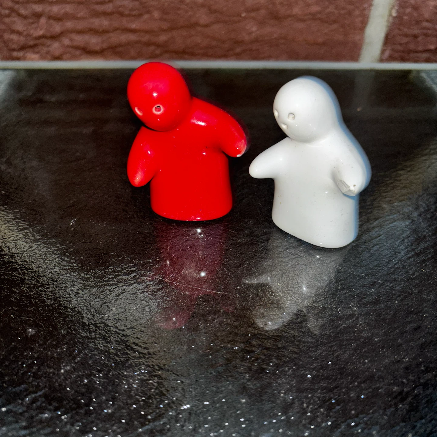 Red and White Hugging People Salt and Pepper Shakers - photo 4