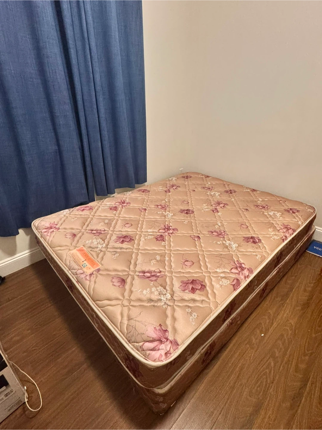Urgent- Free Floral Queen Mattress - photo 2