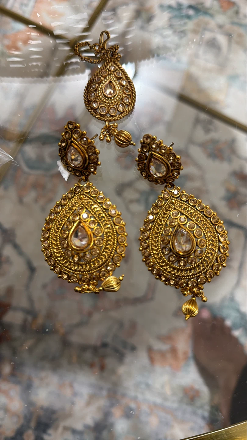 Set- earrings and mang tikka