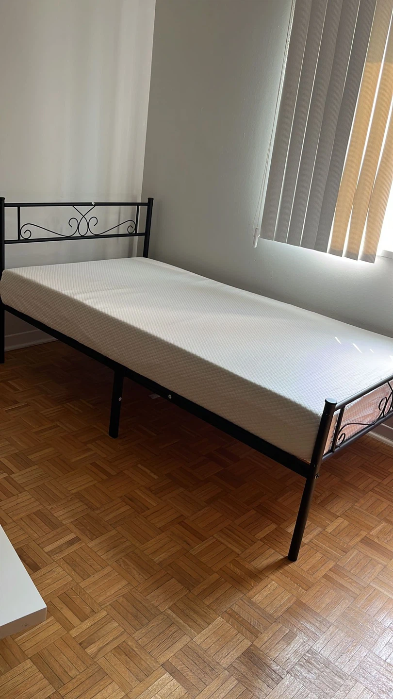 Private Room on rent near Cooksville Go & square one - photo 2