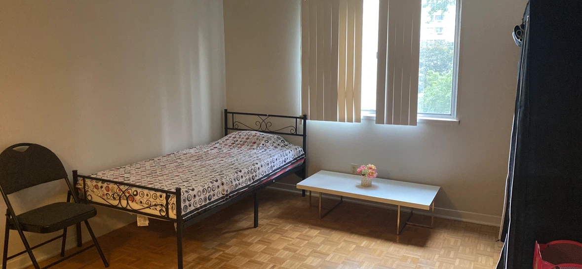 Private Room on rent near Cooksville Go & square one