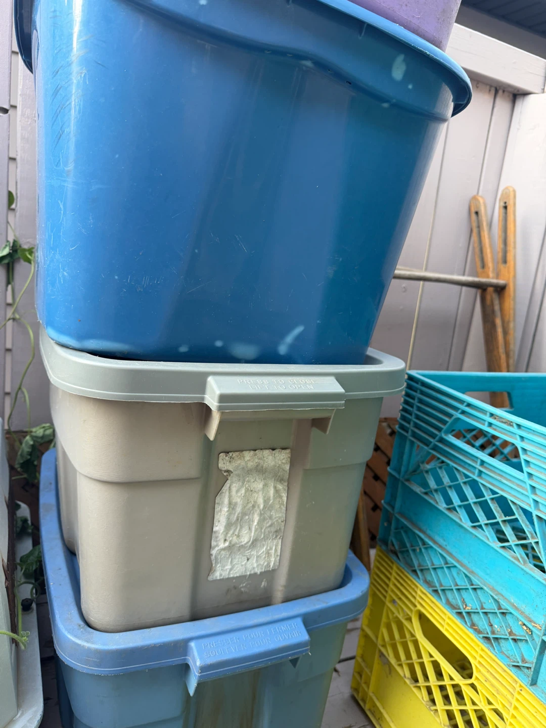 4 Plastic Storage Bins with lids - photo 2