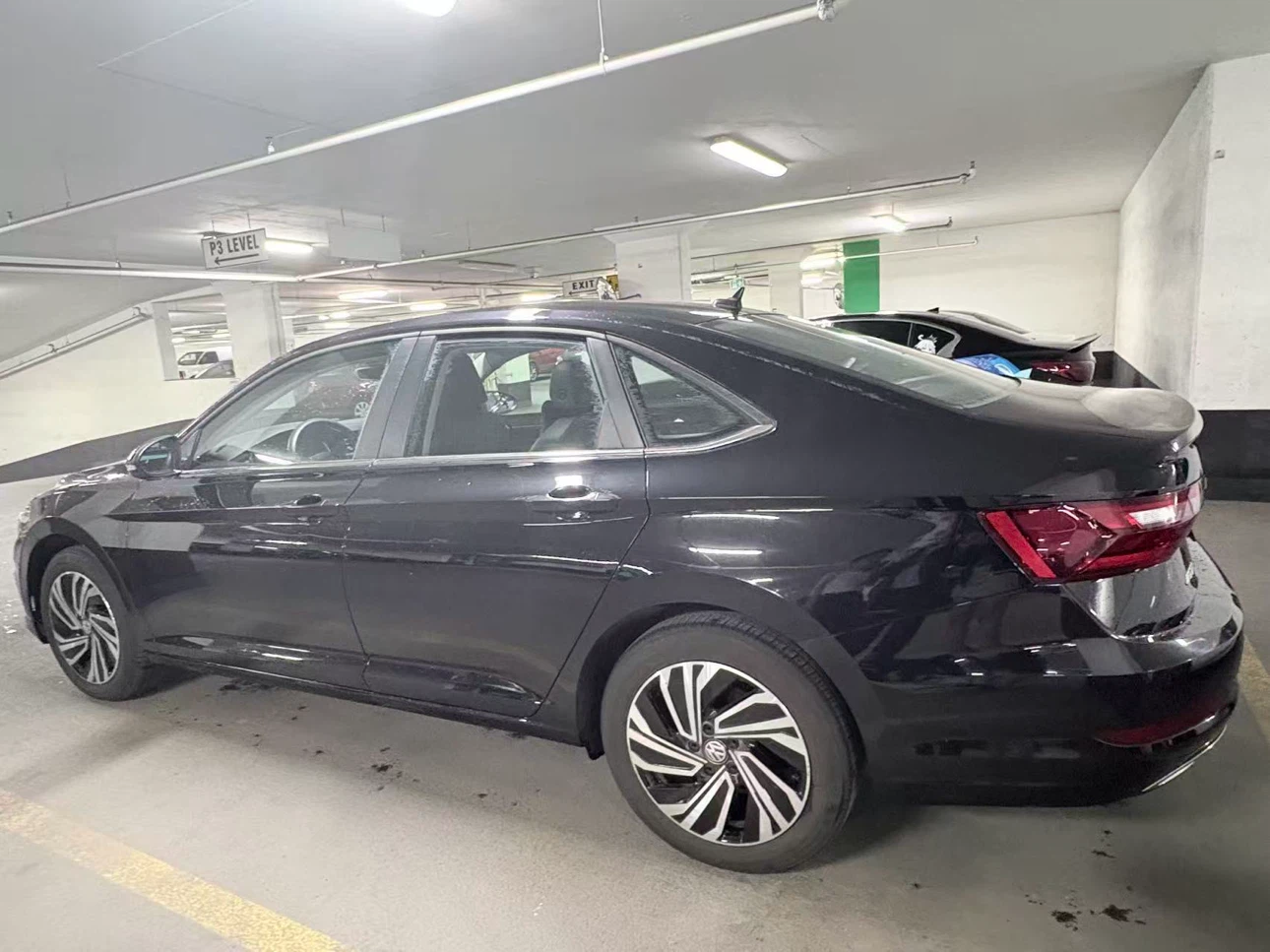 Black Volkswagen Jetta sedan - photo 4