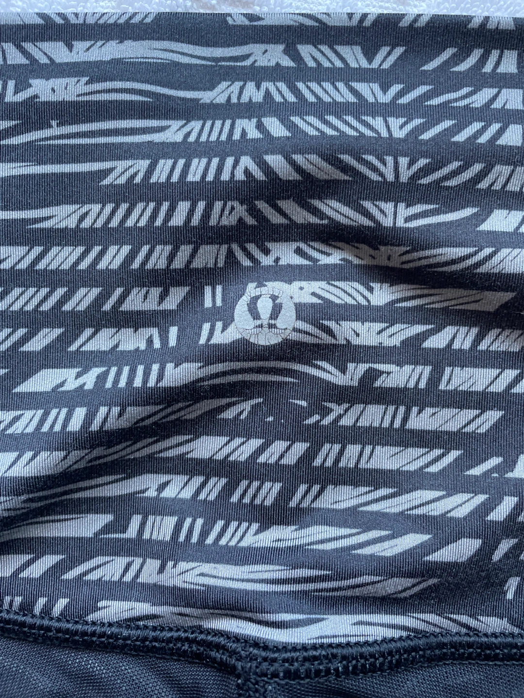 Lululemon Black Patterned Leggings - photo 2