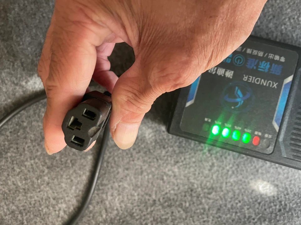 XUNDIER Battery Charger - photo 2