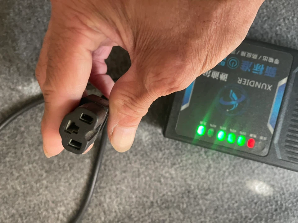 XUNDIER Battery Charger - photo 3
