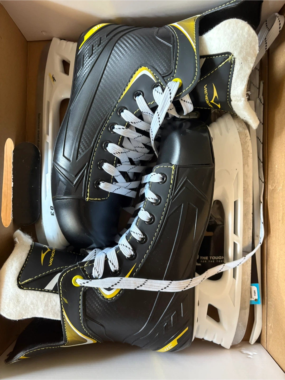 VIC H11VSKCTCSR Boys Hockey Skates Size 11