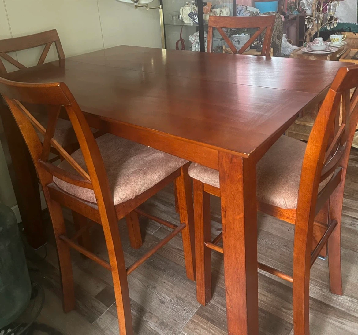 Wooden Cherry Brown Dinning room table, with 6 chairs and a leaf