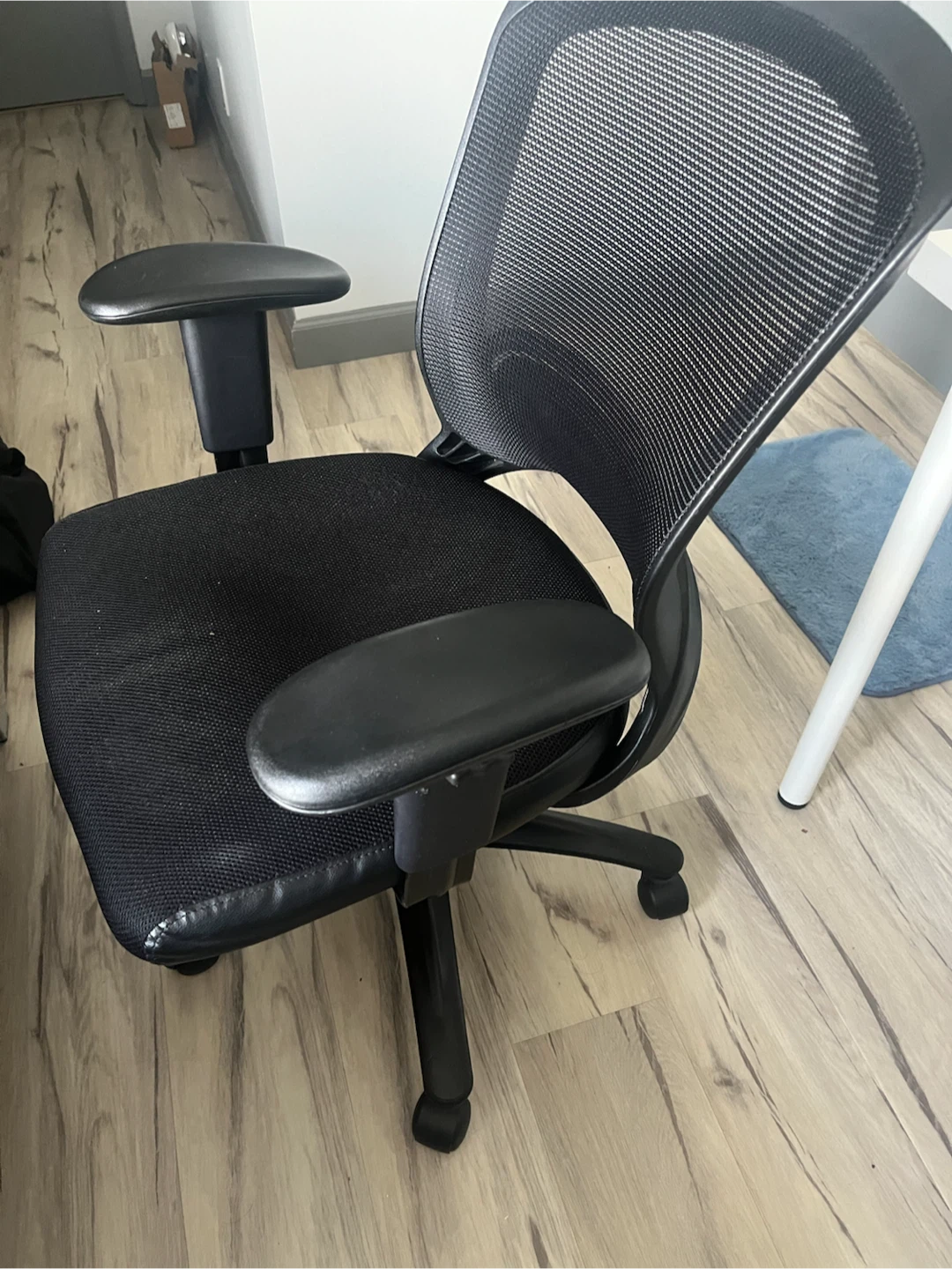 Black Mesh Office Chair - photo 2