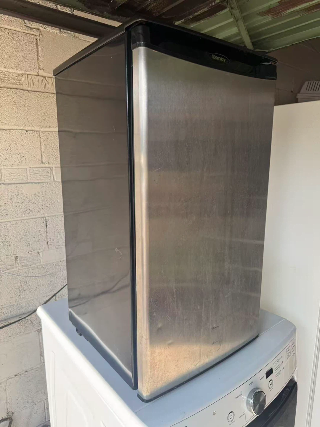 Good condition Danny mini fridge $90 - photo 2