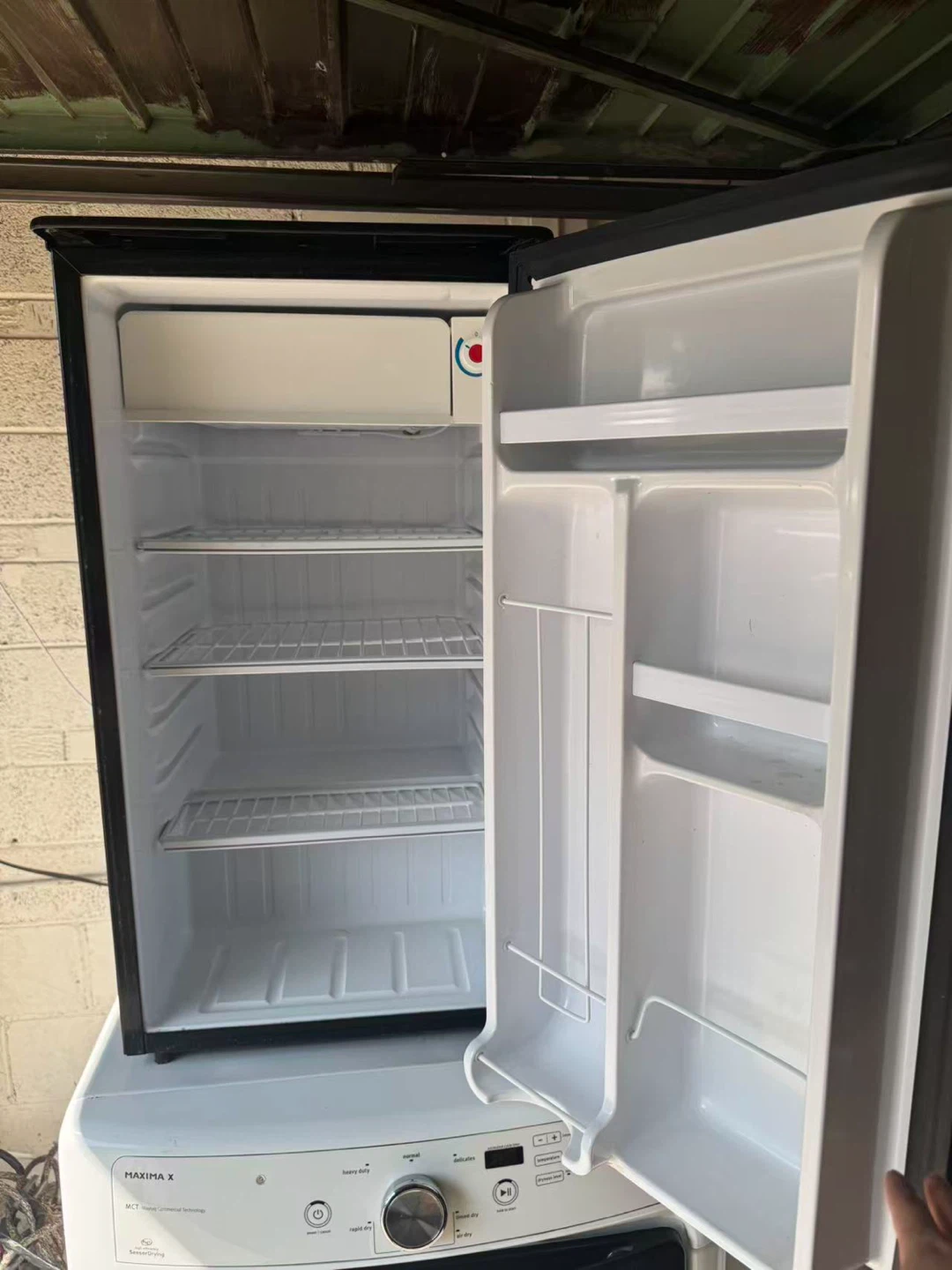 Good condition Danny mini fridge $90 - photo 4