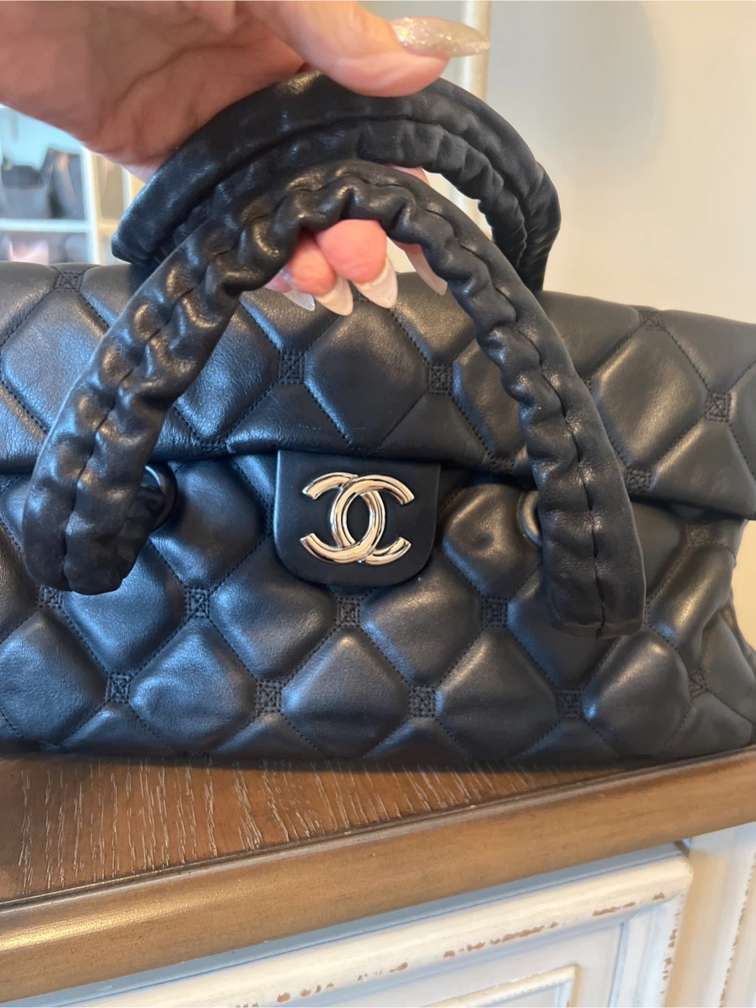 Black Quilted Leather Chanel Handbag - photo 2
