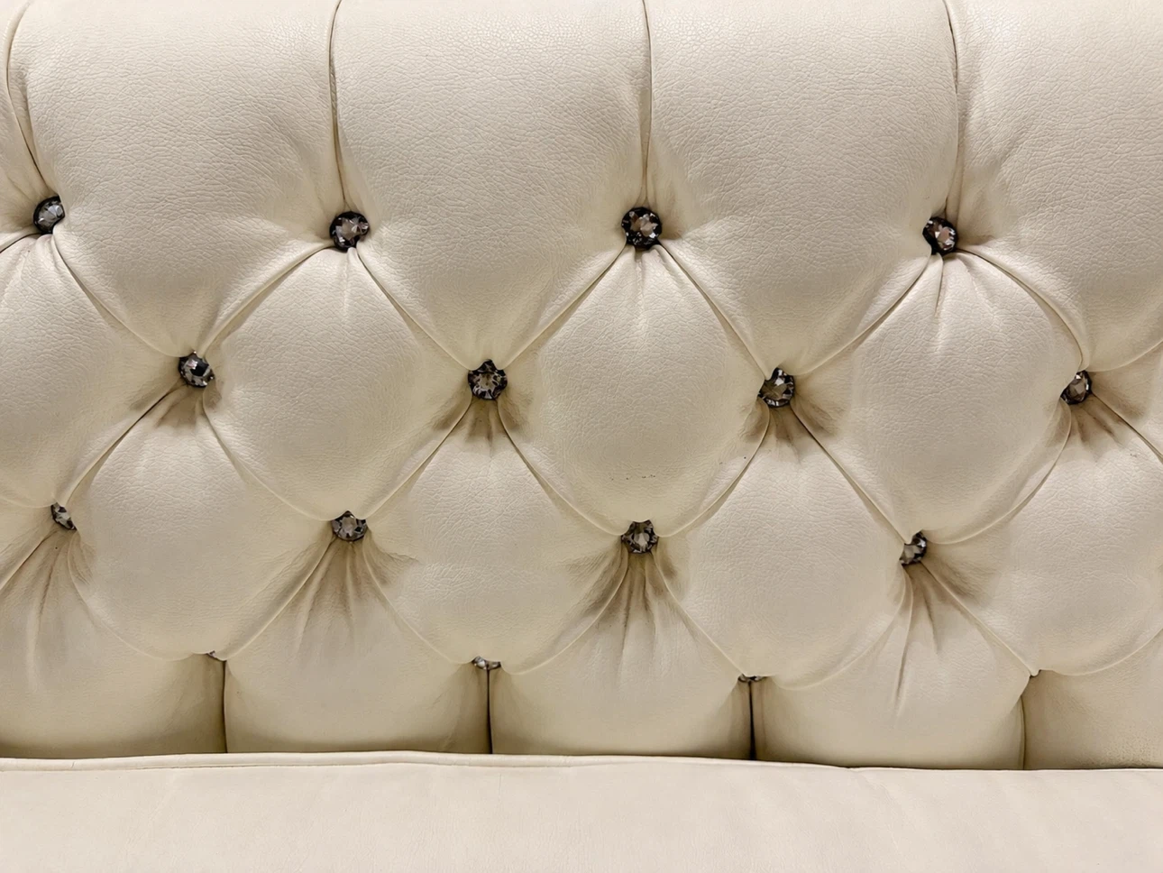 Elegant Cream Tufted Loveseat - photo 2