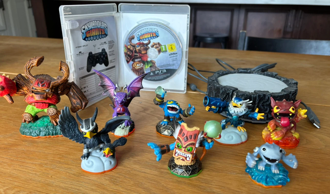 Skylanders Giants PS3 Game with Portal and 8 characters