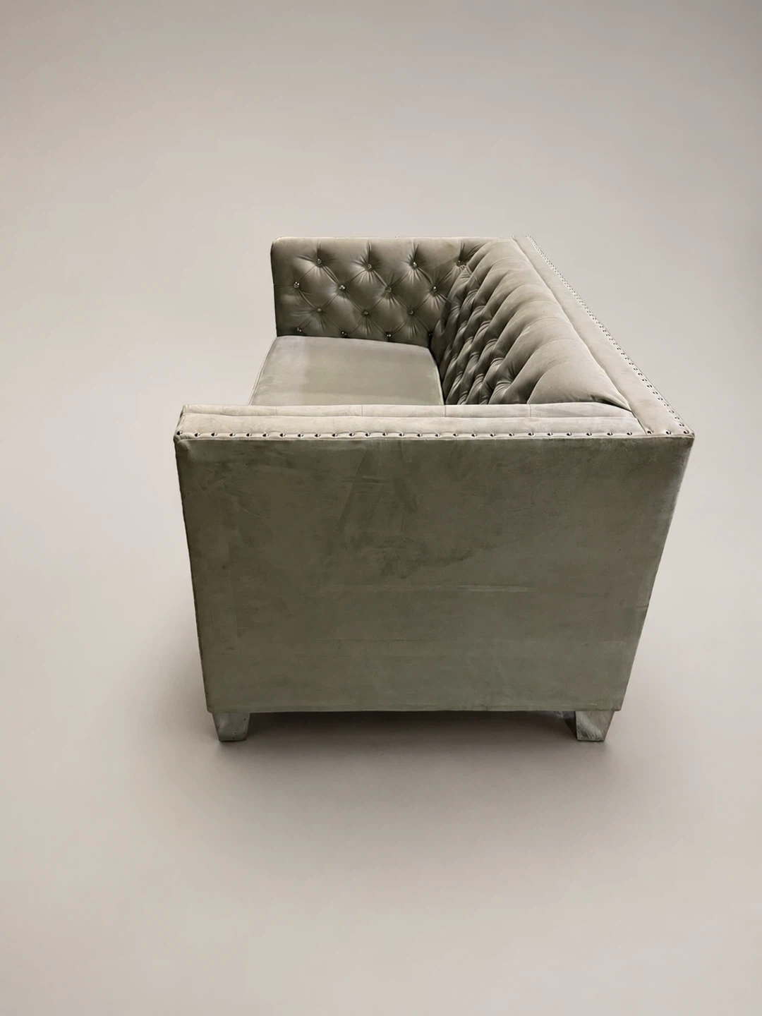 Elegant Grey Velvet Tufted Loveseat - photo 3