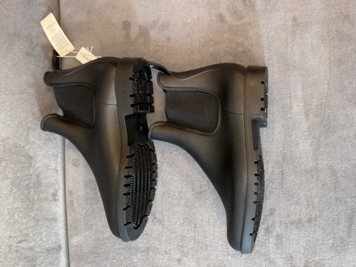 Old Navy Black Chelsea Boots - photo 2