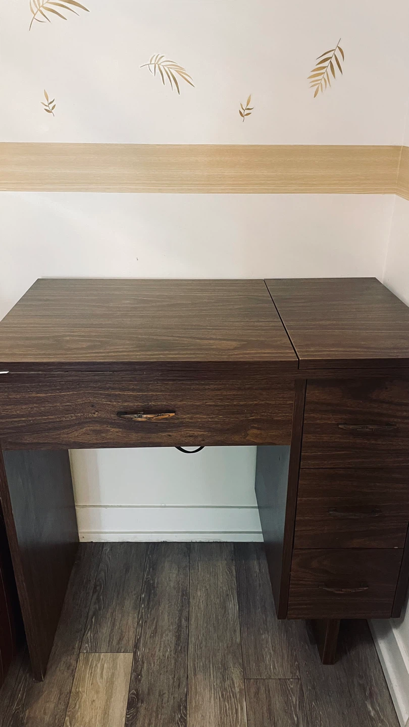Singer Sewing Machine with Desk - photo 2