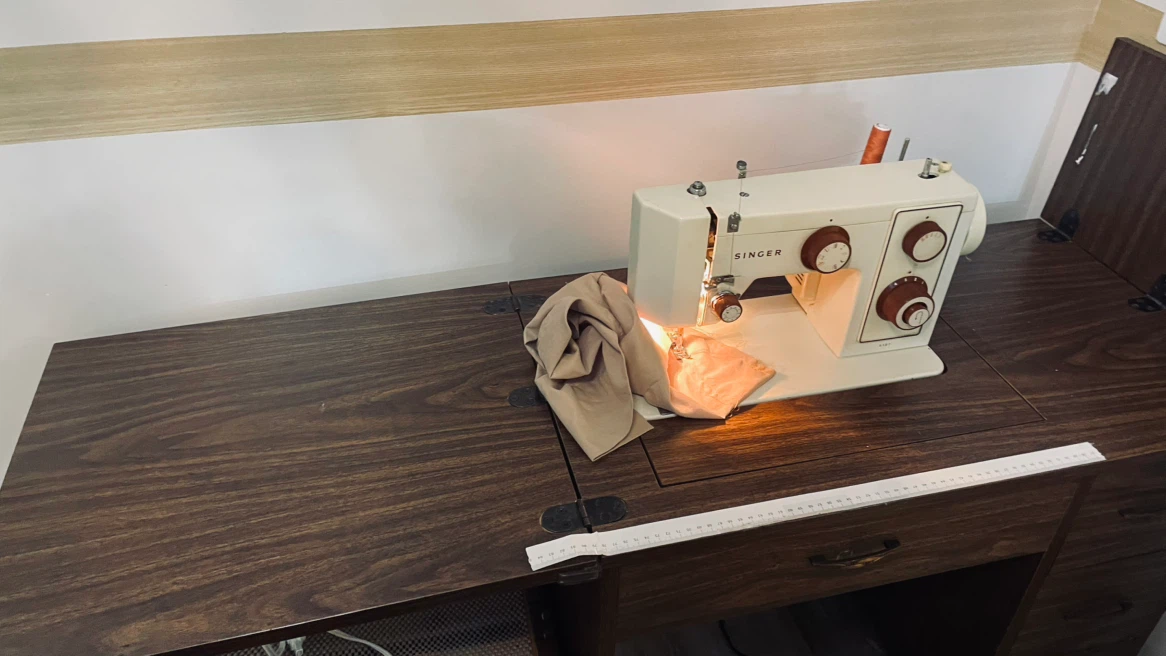 Singer Sewing Machine with Desk - photo 3