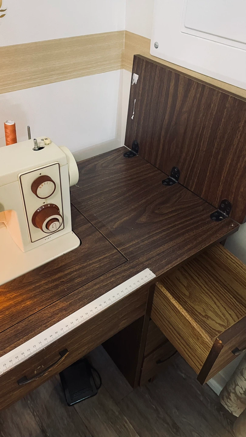 Singer Sewing Machine with Desk - photo 4