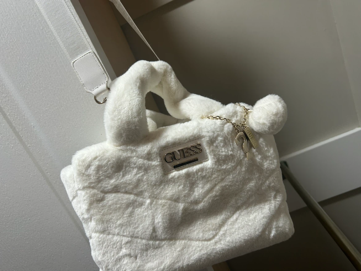 White Faux Fur Guess Handbag - photo 3