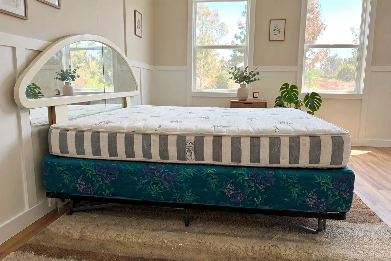 Queen Size Retro Mirrored Bed Set – Unique Vintage Style - photo 2