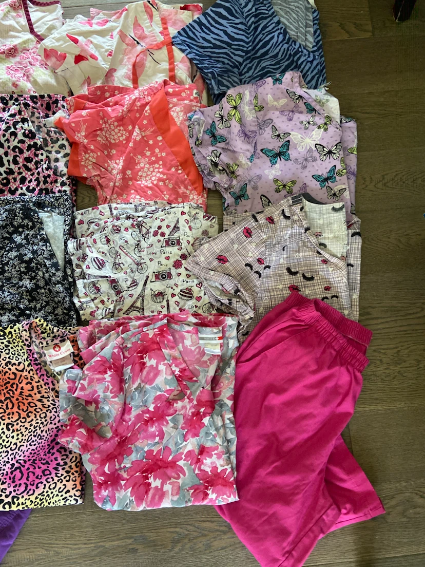 Assorted Patterned Medical Scrub Tops Bundle +BONUS pants XS-S - photo 3