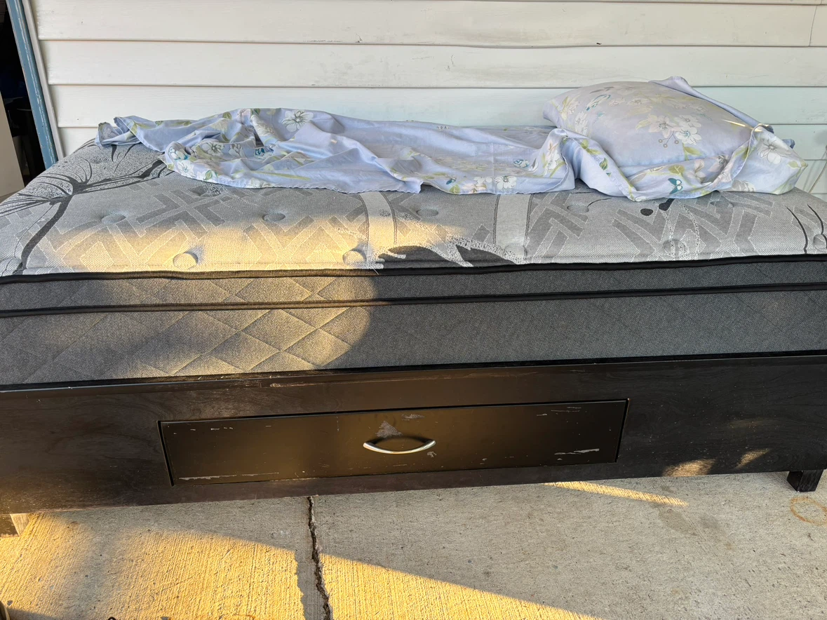 Sealy Posturepedic Mattress with Boxspring - photo 2