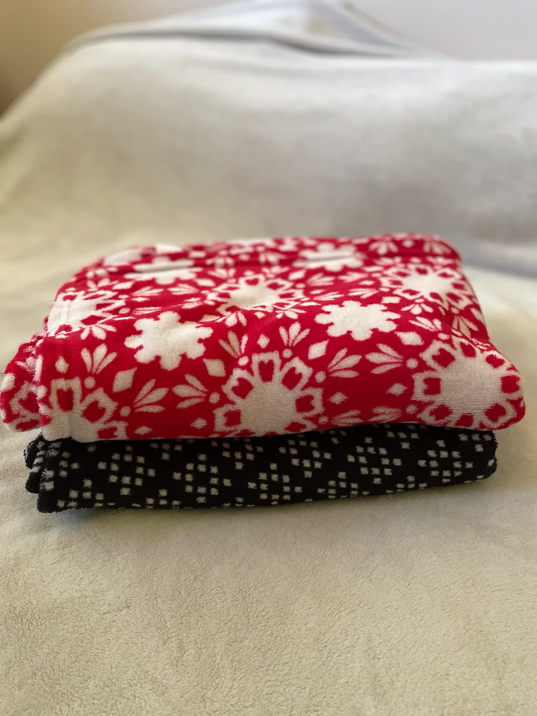 Set of 2 Fleece Throw Blankets