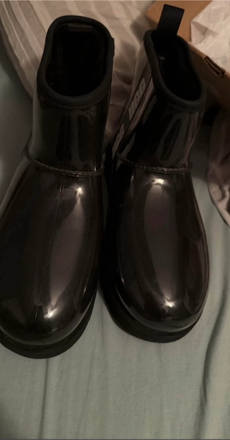 Women Ugg boots size 8 Classis clear comes with box