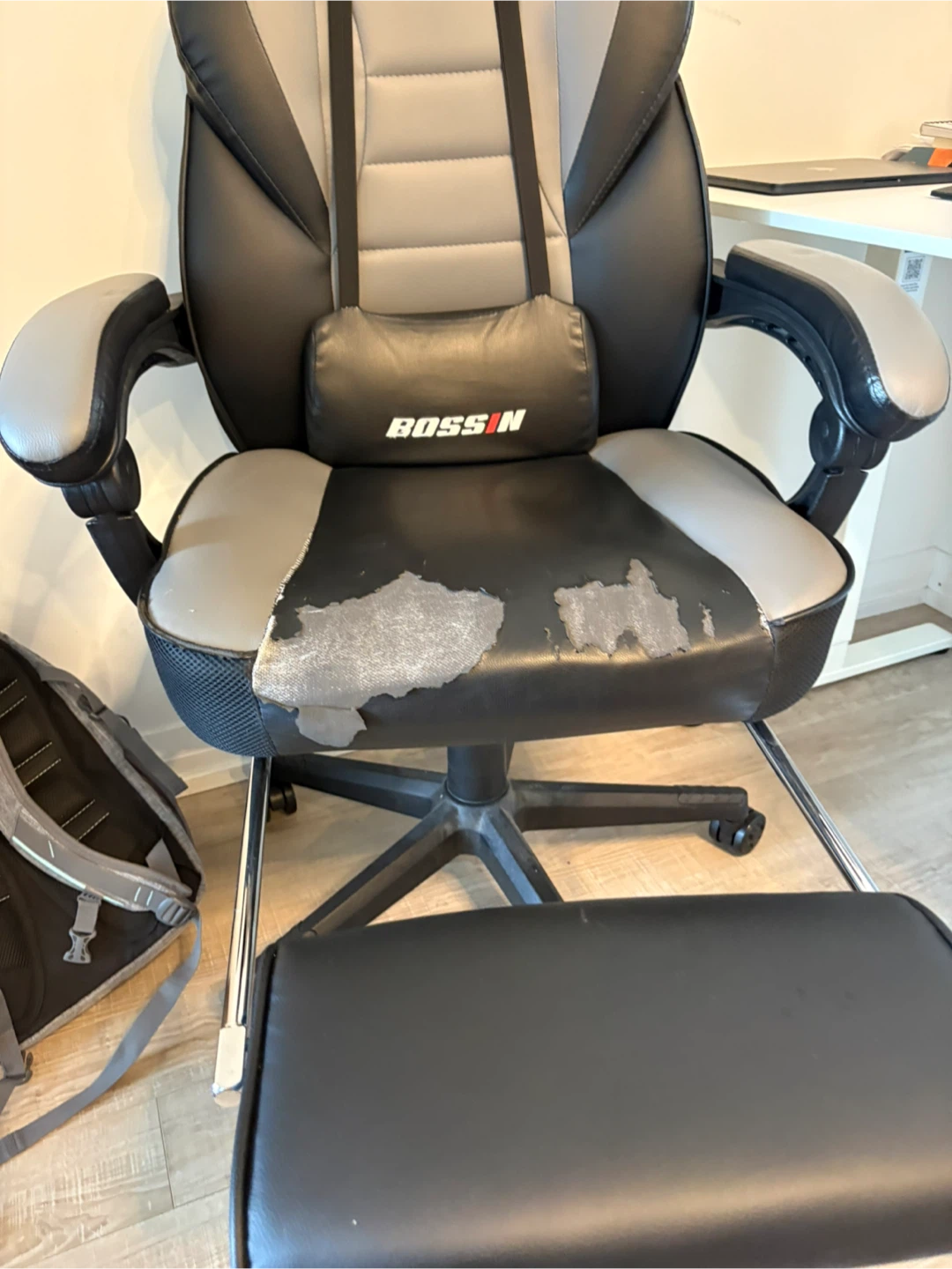 BOSS•IN Gaming Chair with Retractable Footrest