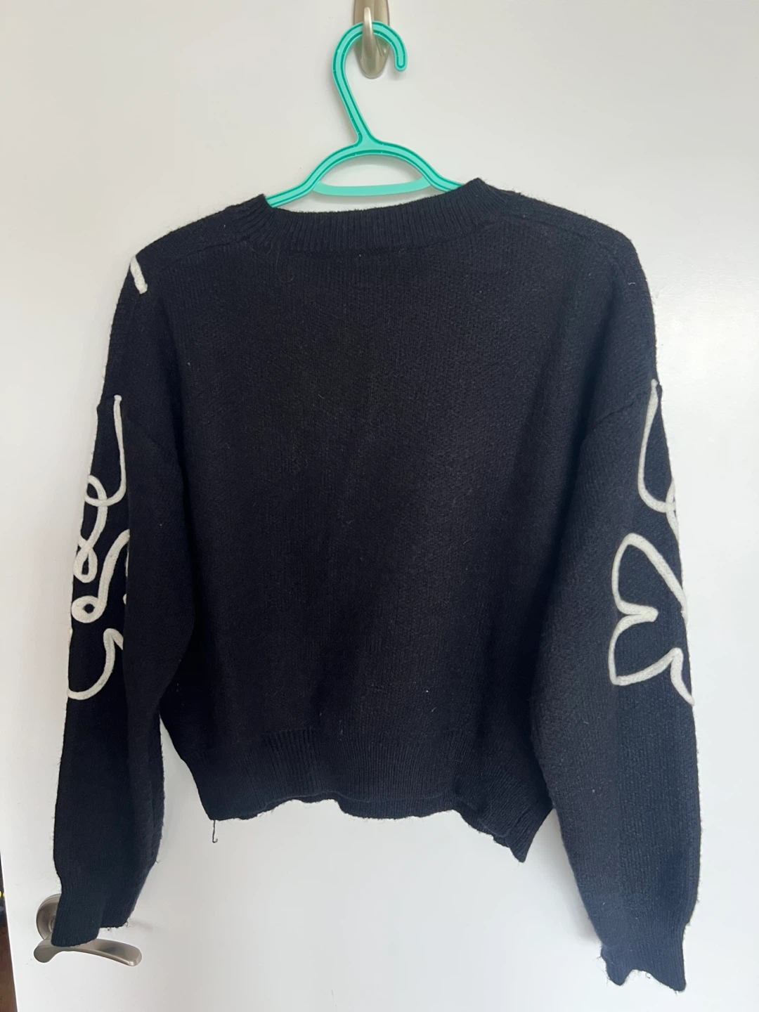 Black sweater with flower design - photo 2