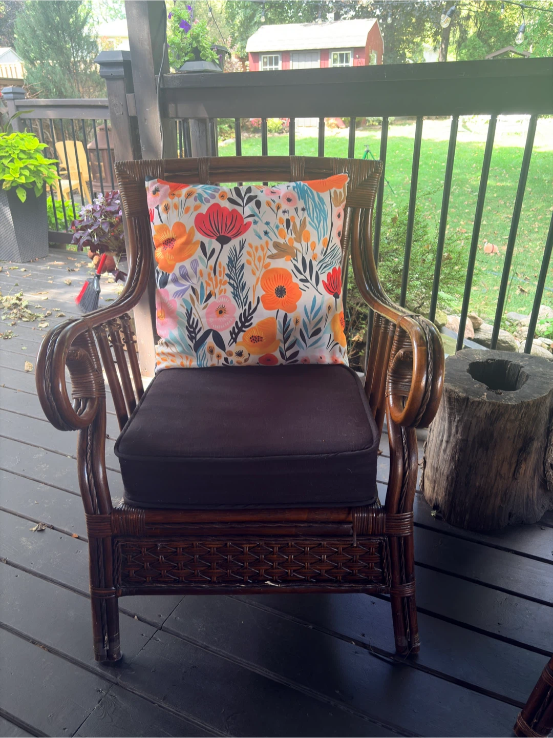 Wicker patio chair with floral cushion - photo 3