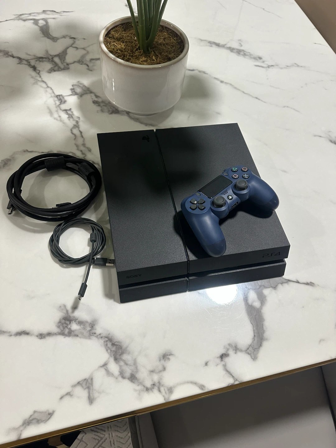 PlayStation 4 in like-new, mint condition. No scratches or dent. - photo 2