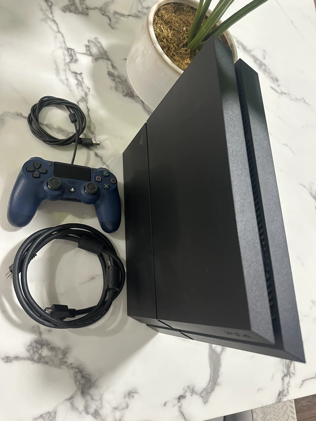 PlayStation 4 in like-new, mint condition. No scratches or dent. - photo 4