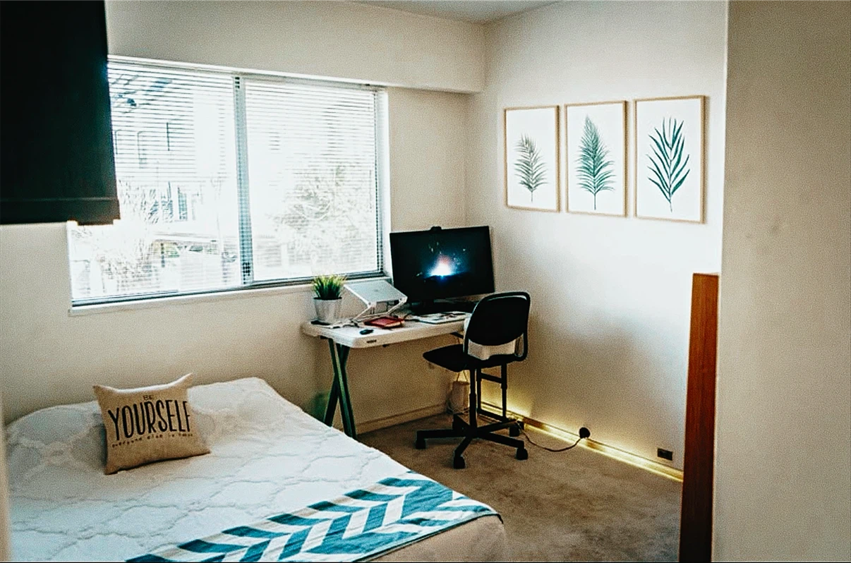 1 Quiet Bedroom in Beautiful Shared Home - photo 2