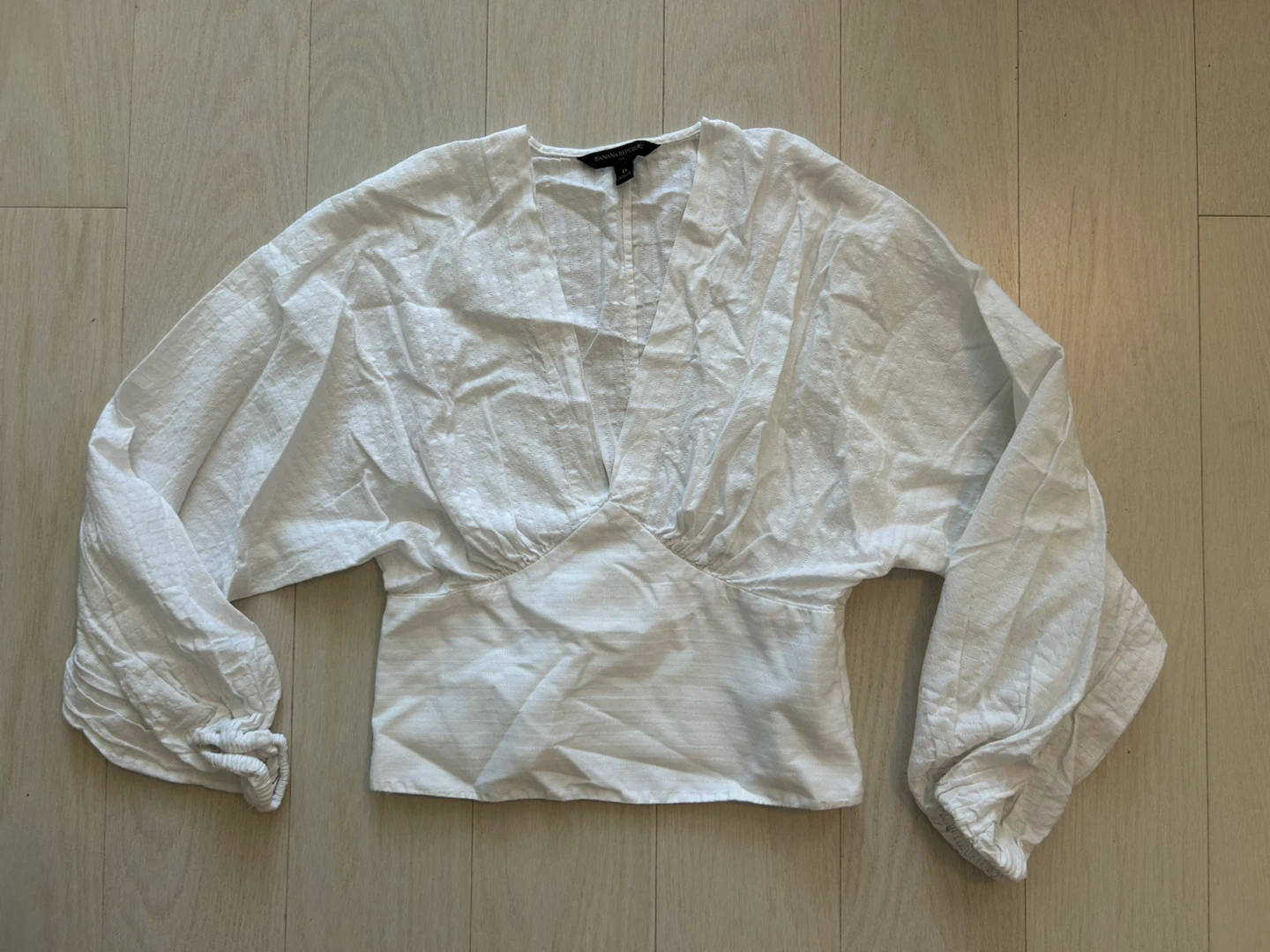 Banana Republic White cropped V-Neck Blouse