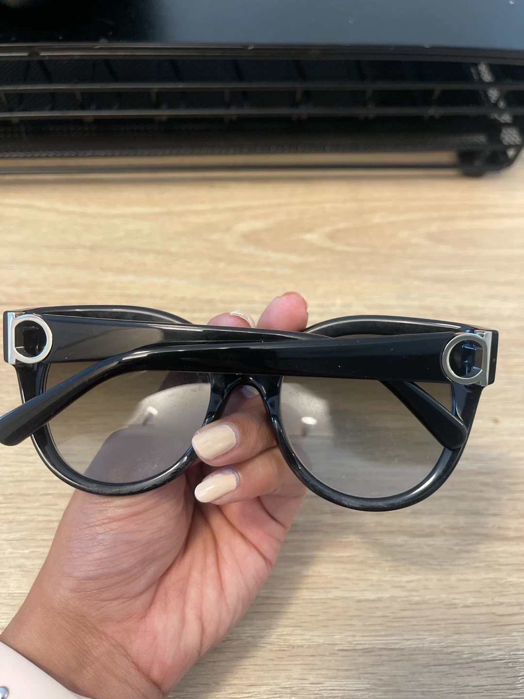 Salvatore Ferragamo sunglasses with case - photo 3