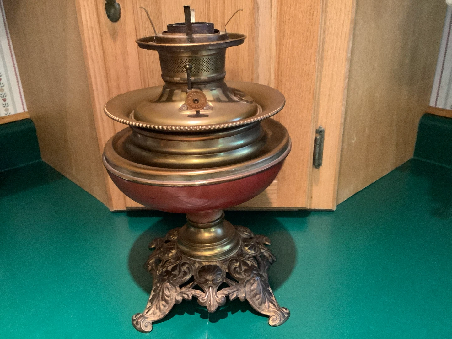 Antique Victorian Parlor/Table Kerosene/Oil Lamp 🐞