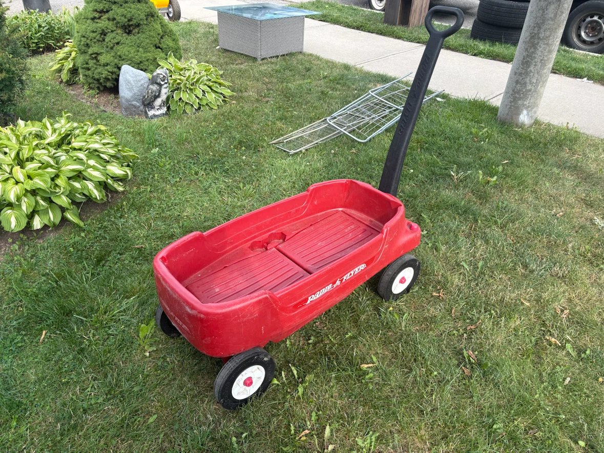 Radio Flyer Wagon with Seatbelts - photo 3