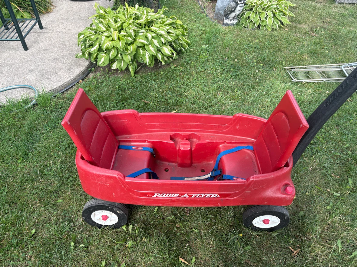 Radio Flyer Wagon with Seatbelts - photo 4