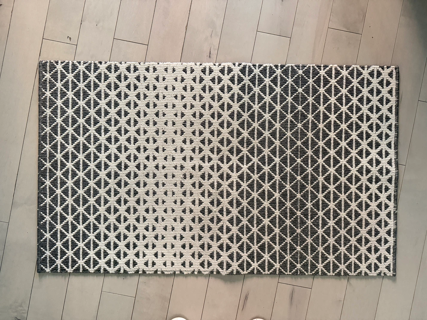 Tapis géométrique design (Gris/Blanc) – Parfait état ! 26" x 45"