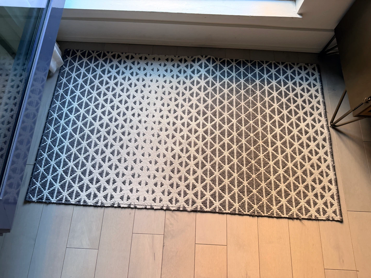Tapis géométrique design (Gris/Blanc) – Parfait état ! 26" x 45" - photo 4