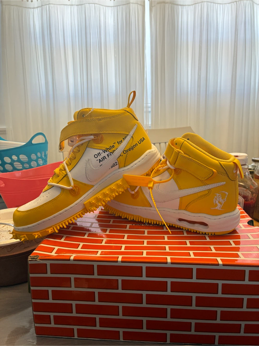 Nike x Off-White Air Force 1 Mid University Gold