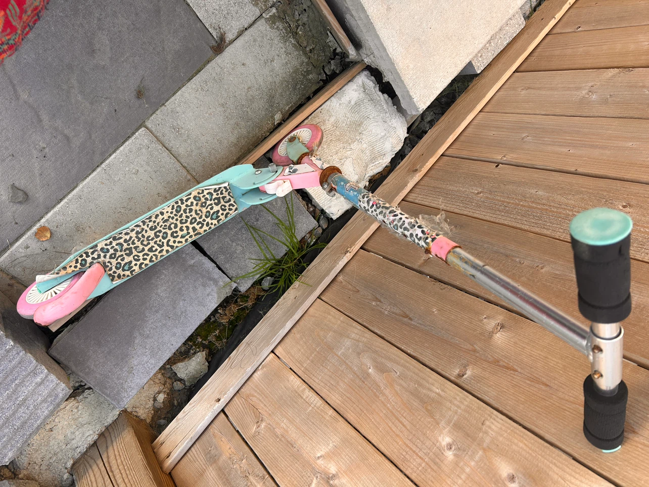 Kids Scooter with Leopard Print Deck