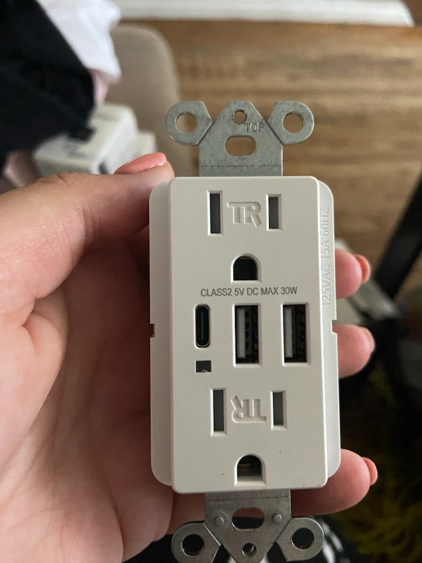 TR USB-C Wall Outlet - 15A - photo 2