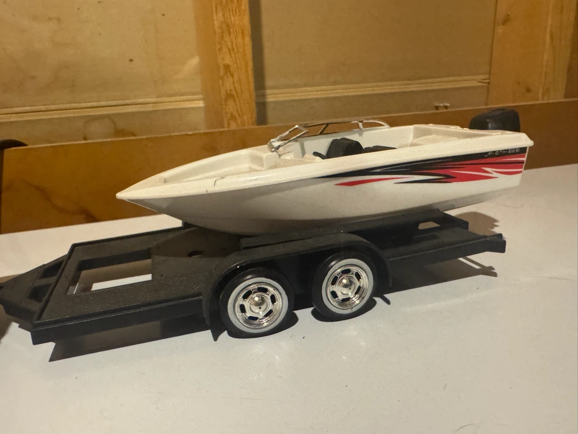 Diecast Hummer with Boat and Trailer. - photo 3