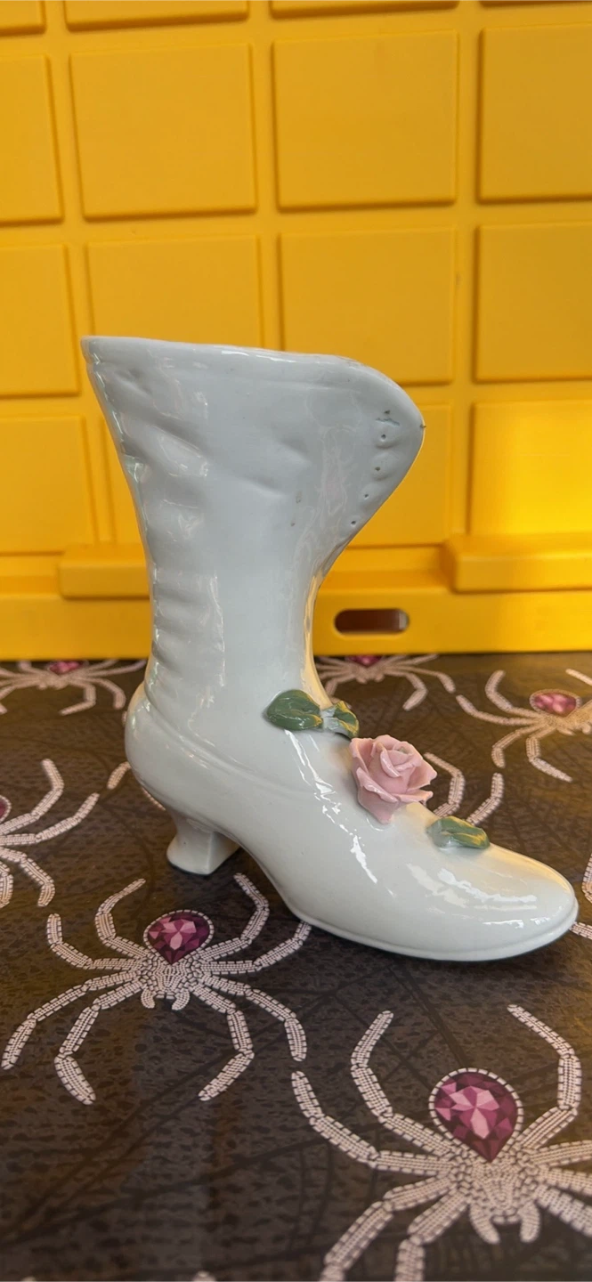 White Ceramic Victorian Boot Vase - photo 2