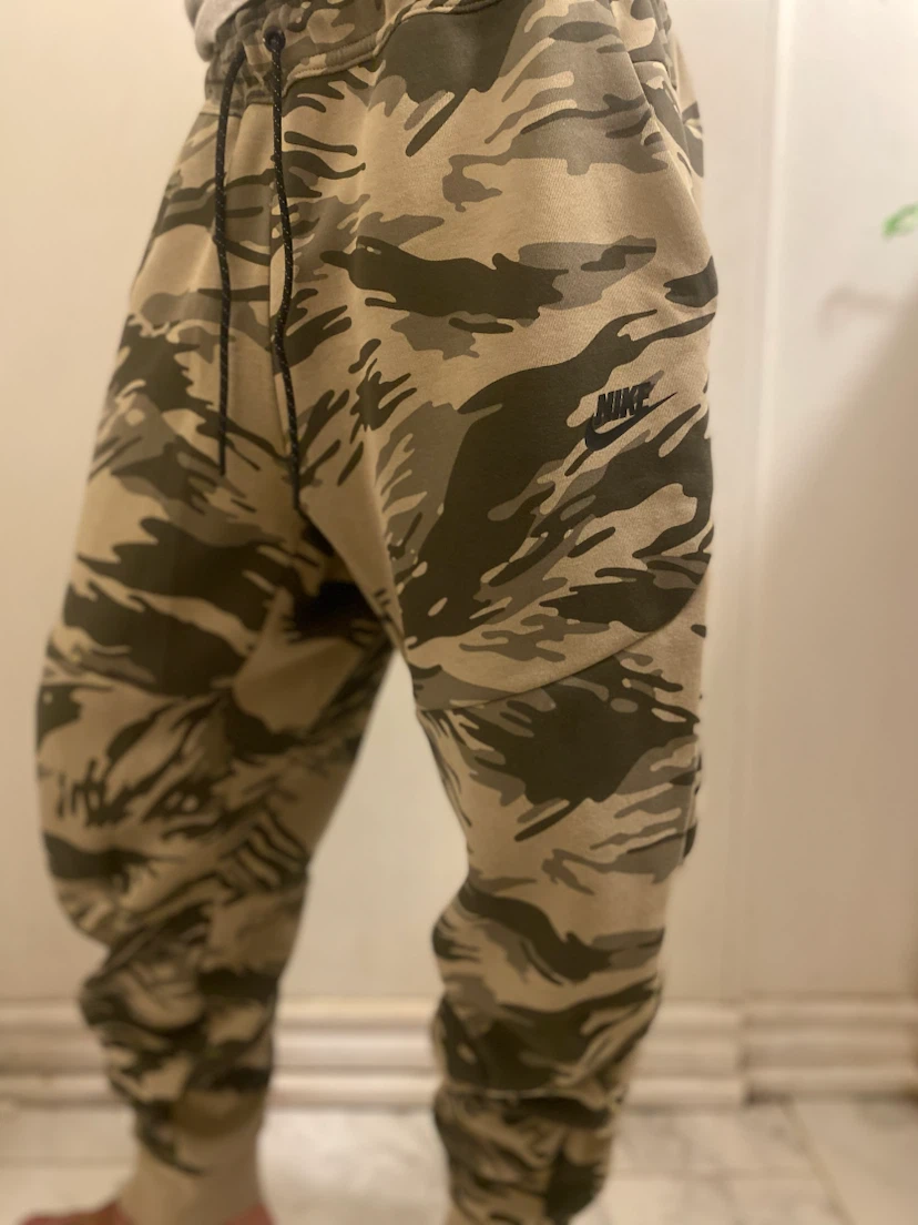 Nike Men’s Camo Shorts – Size M