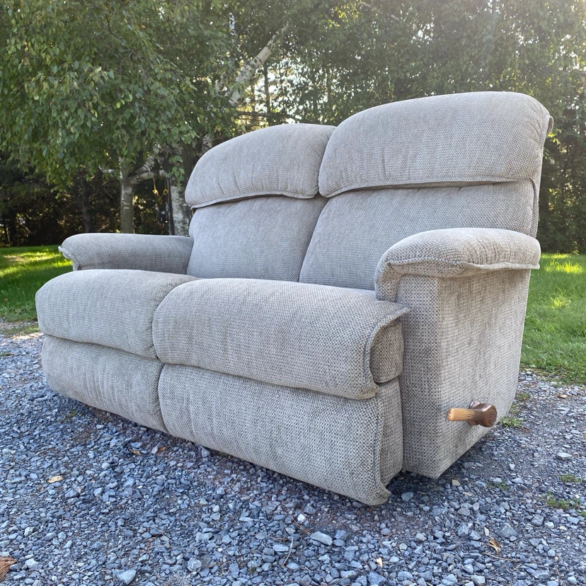 Comfy Grey La-Z-Boy Reclining Loveseat Sofa (CAN DELIVER) - photo 3